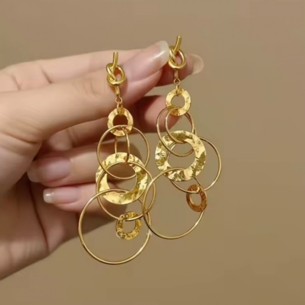 kolczyki_golden_orbit_gold_orvella6 Kolczyki Golden Orbit Gold kolczyki wiszące z geometrycznymi kołami – zdjęcie 5