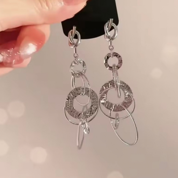 Kolczyki Golden Orbit silver kolczyki wiszące z geometrycznymi kołami – zdjęcie 3