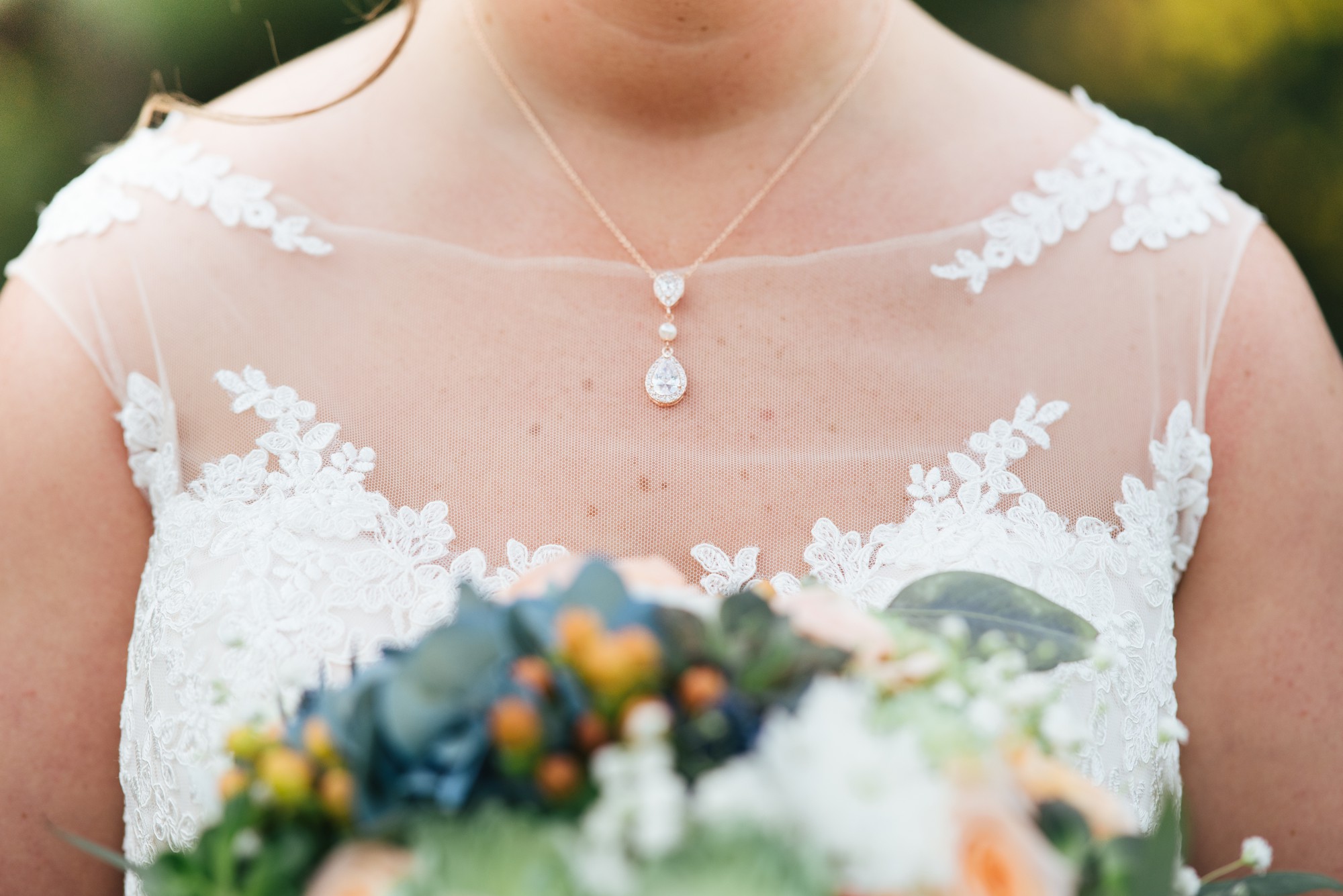 Elegancka biżuteria ślubna dopasowana do różnych dekoltów sukni.